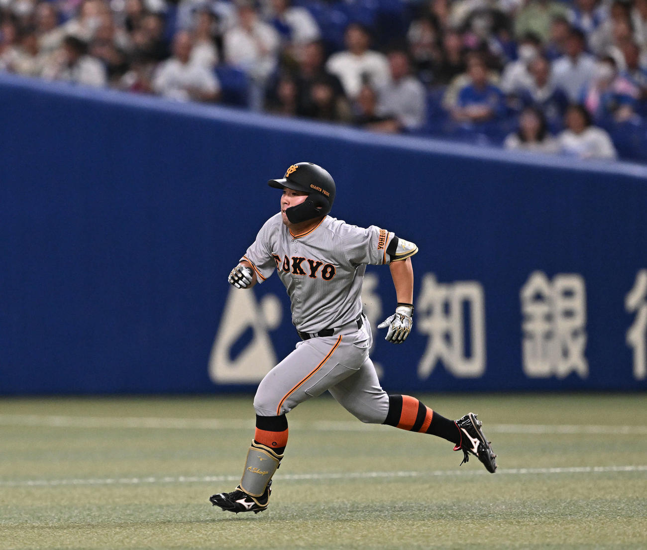 中日対巨人　5回表巨人無死、浅野は左翼に安打を放ち二塁へ向かって走る（撮影・滝沢徹郎）