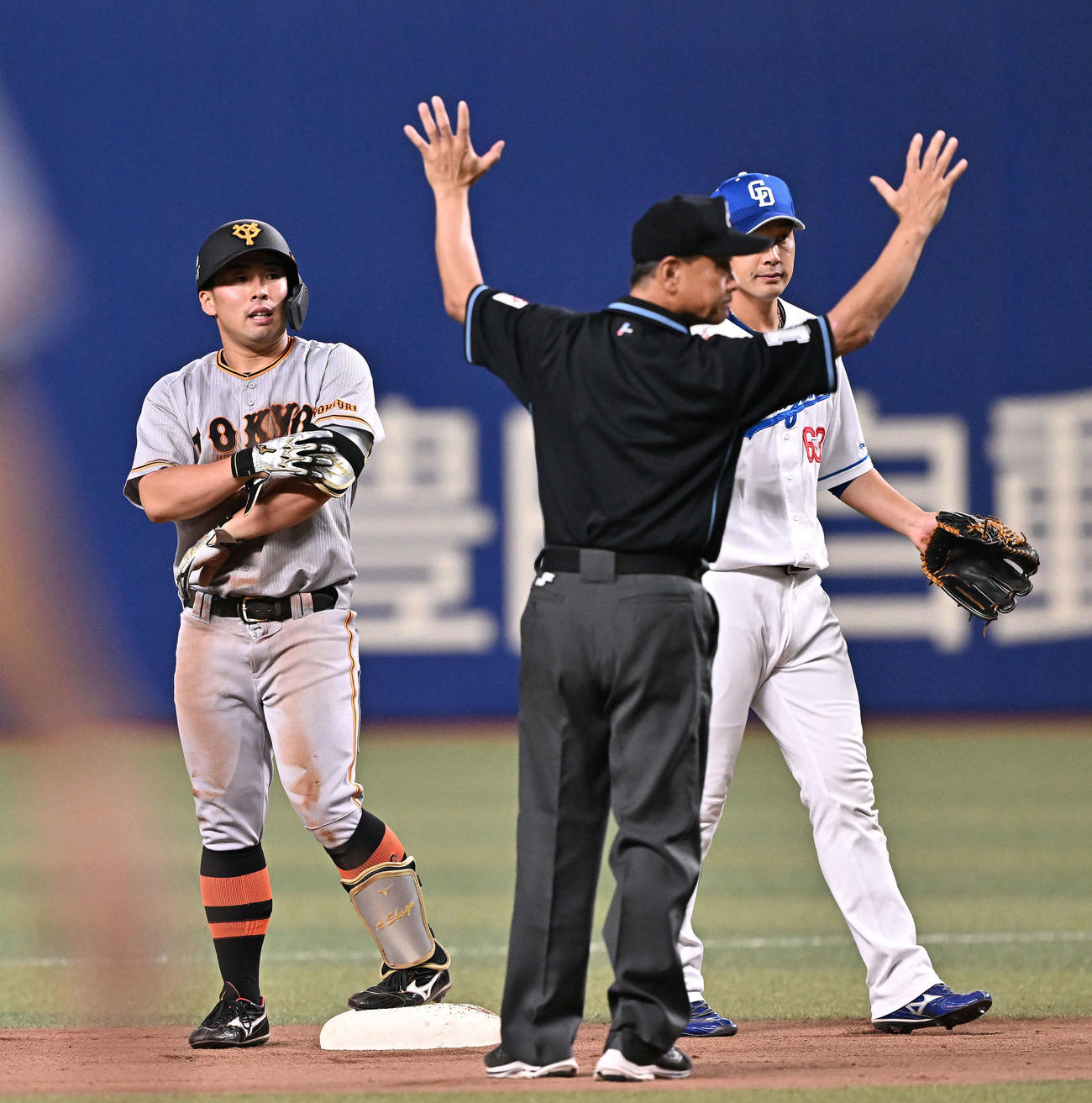 中日対巨人　5回表巨人無死、左翼に二塁打放った浅野（左）。二塁手堂上（撮影・滝沢徹郎）