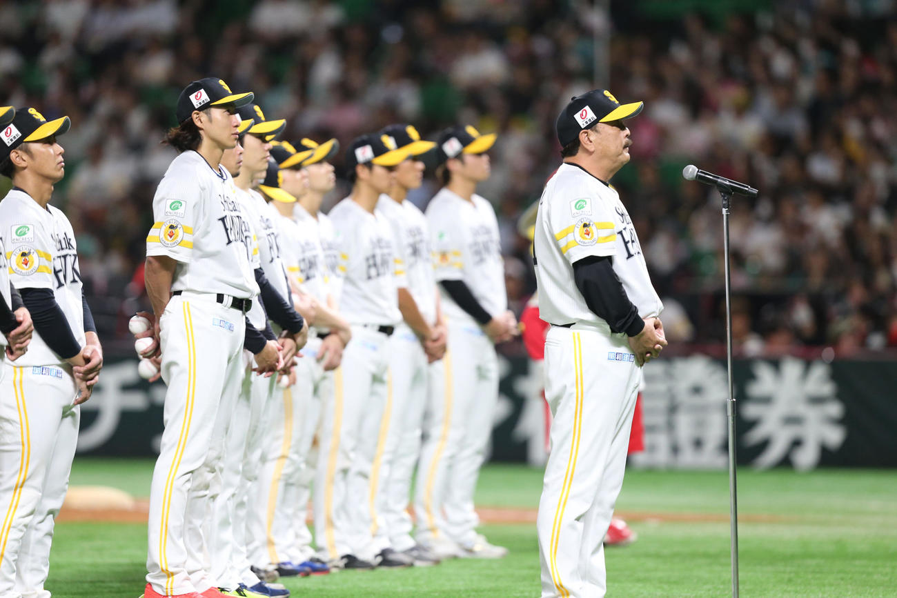 ソフトバンク対楽天　最終戦セレモニーでファンにあいさつをする藤本監督（撮影・冨田成美）
