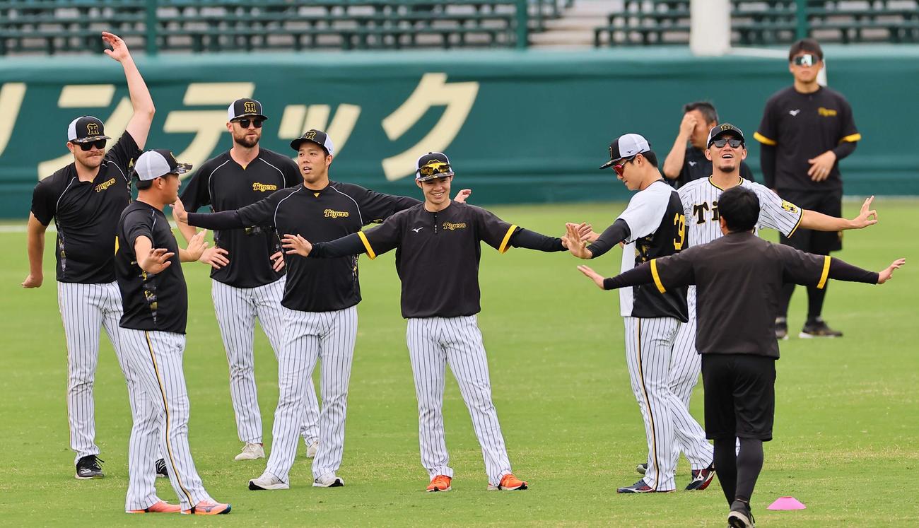 中野（中央）はナインと笑顔を見せる（撮影・上田博志）