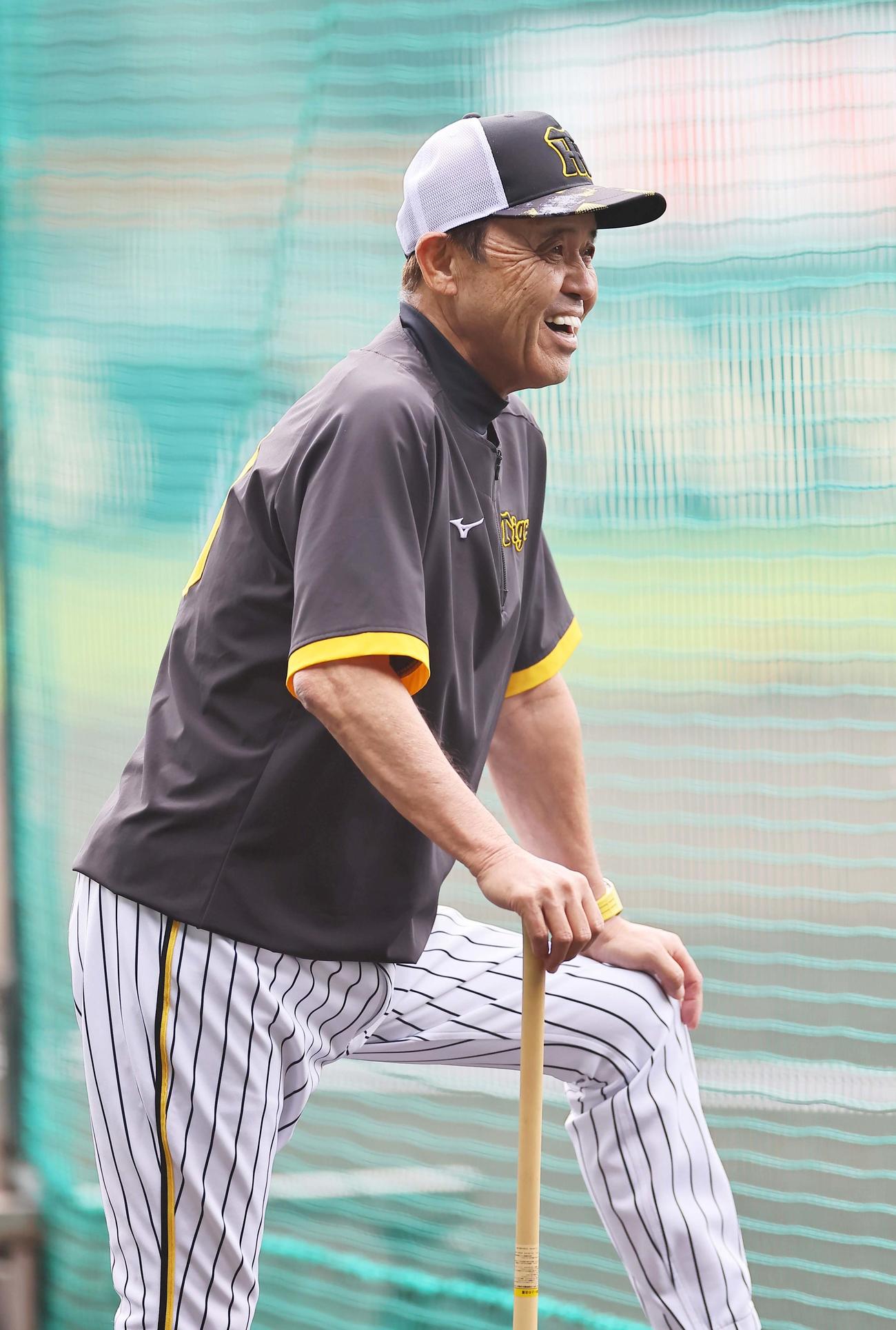 練習を見守る岡田監督（撮影・上田博志）