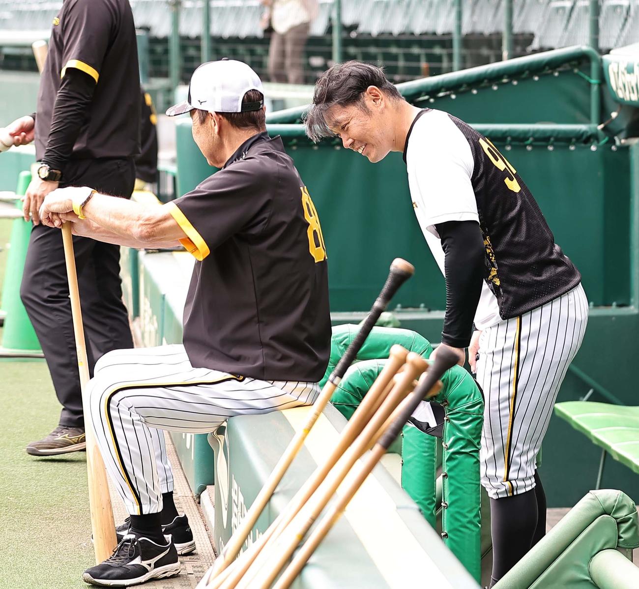 岡田監督（左）と話をする原口（撮影・上田博志）