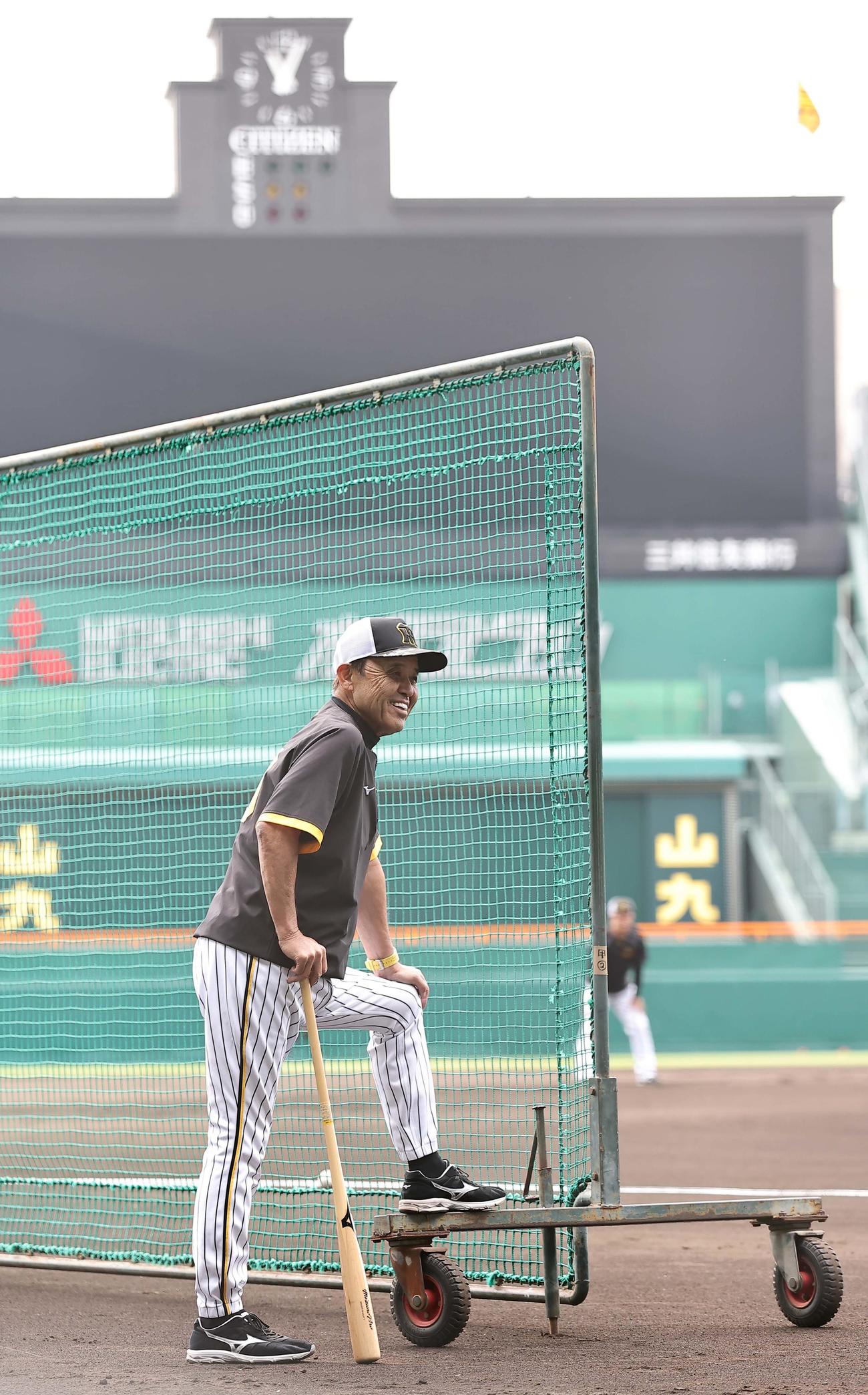 笑顔を見せながら練習を見守る岡田監督（撮影・上田博志）