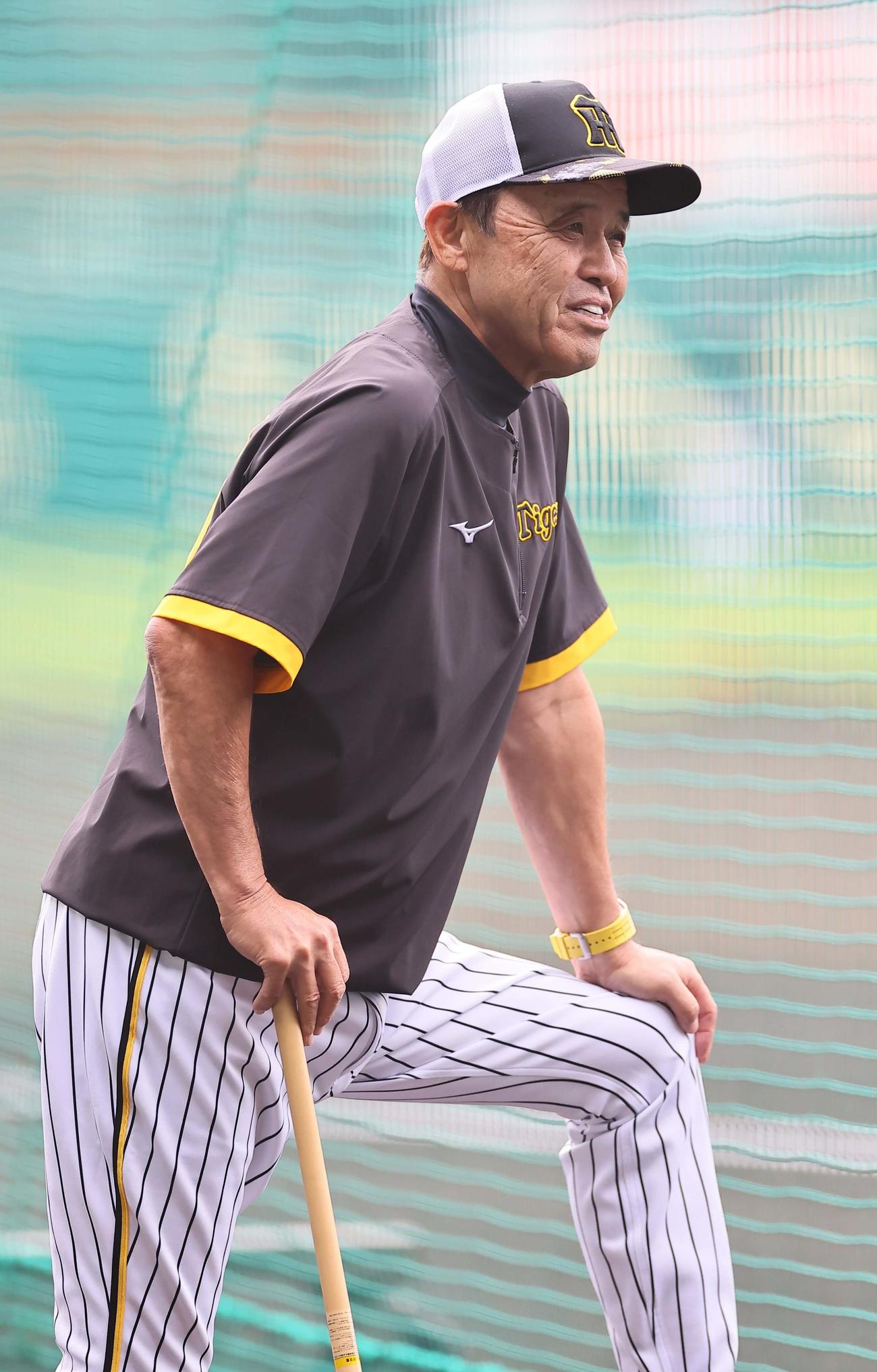 練習を見守る岡田監督（撮影・上田博志）
