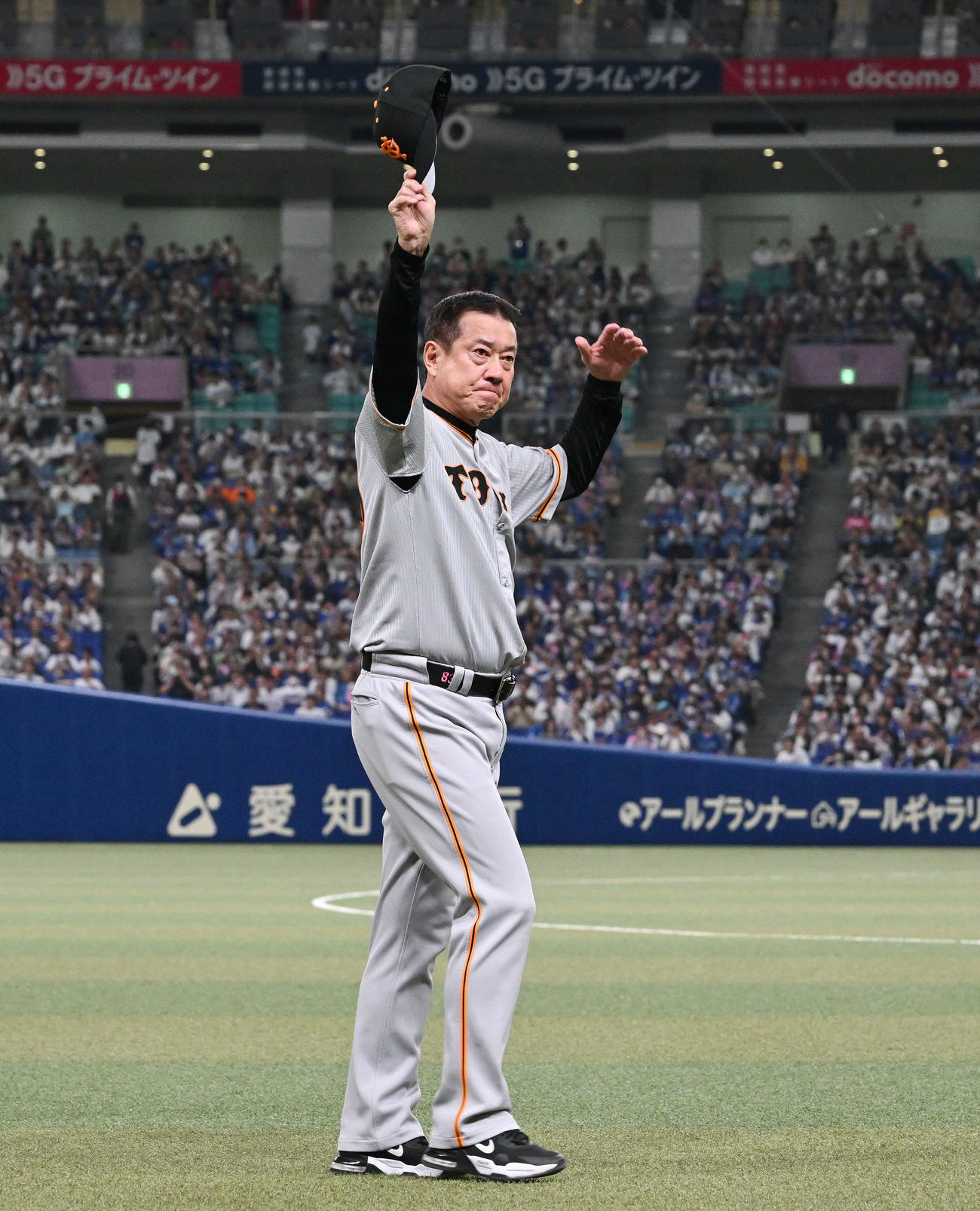 中日対巨人　バンテリンドーム最終戦を終えファンにあいさつする巨人原監督（撮影・滝沢徹郎）