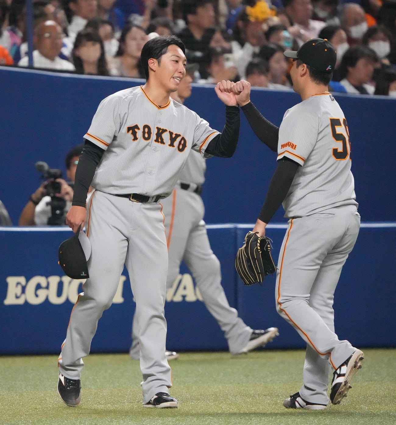 中日対巨人　8回終了、船迫を迎える赤星（左）（撮影・森本幸一）