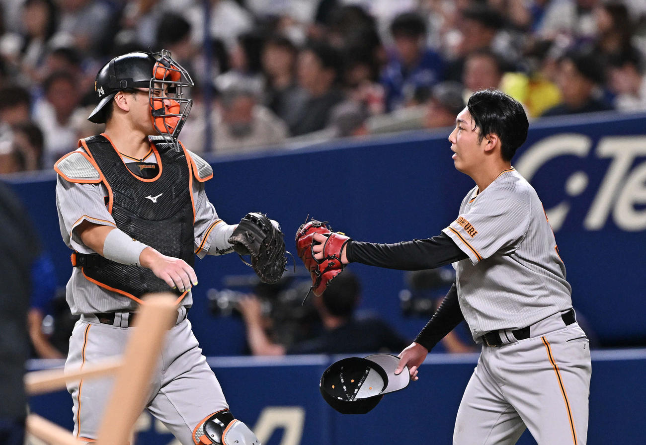 中日対巨人　5回裏を投げ終えた巨人先発の赤星（右）は捕手大城卓とタッチをかわす（撮影・滝沢徹郎）