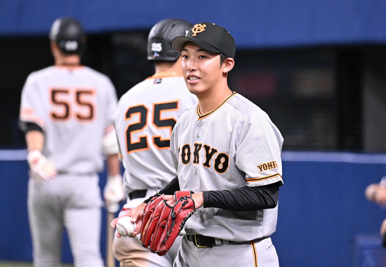 中日対巨人　1回表巨人2死一、二塁、大城卓の2点適時二塁打で先制し笑顔の赤星（手前）（撮影・滝沢徹郎）