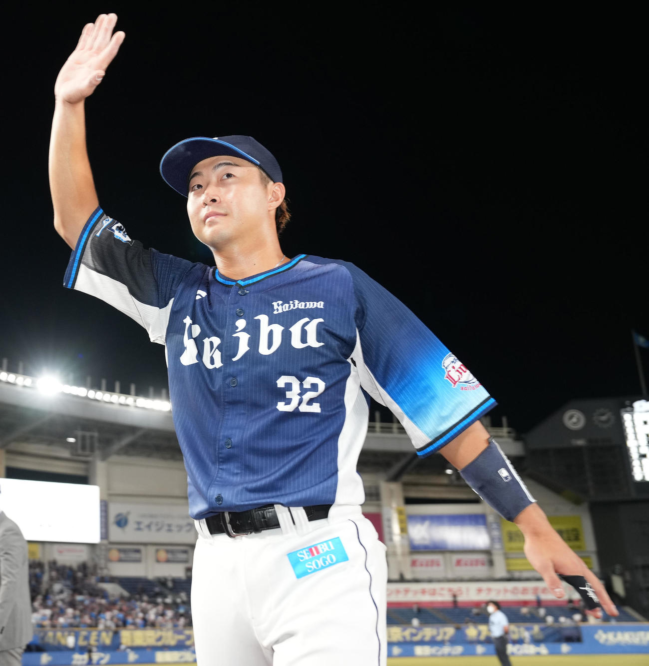 ロッテ対西武　ヒーローインタビューを終え、ファンの声援に応える西武山村（撮影・鈴木みどり）