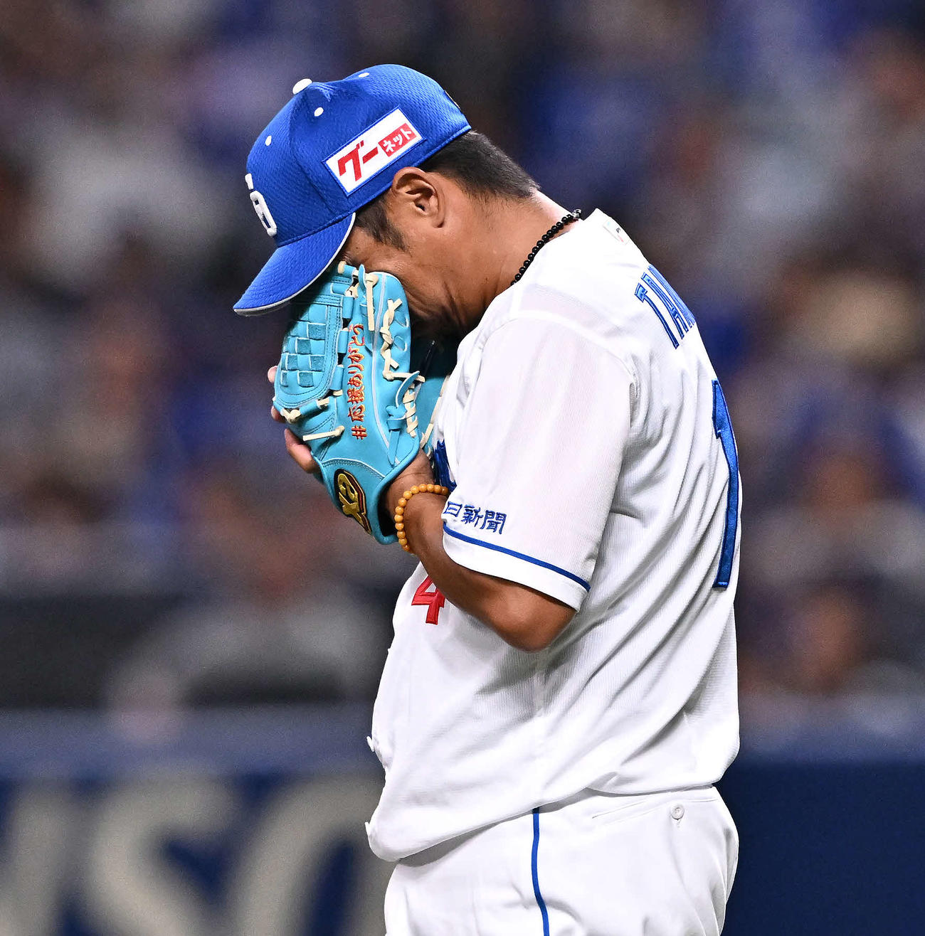 中日対巨人　6回表巨人2死、吉川を左飛に打ち取った谷元はグラブで顔を覆う（撮影・滝沢徹郎）