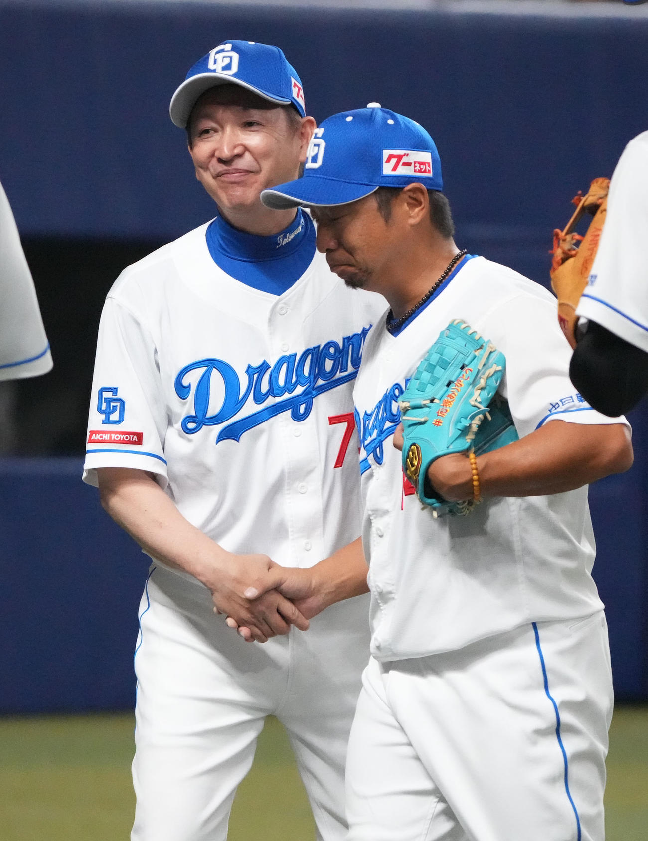 中日対巨人　6回表終了、立浪監督と握手を交わし引き揚げる谷元（右）（撮影・森本幸一）