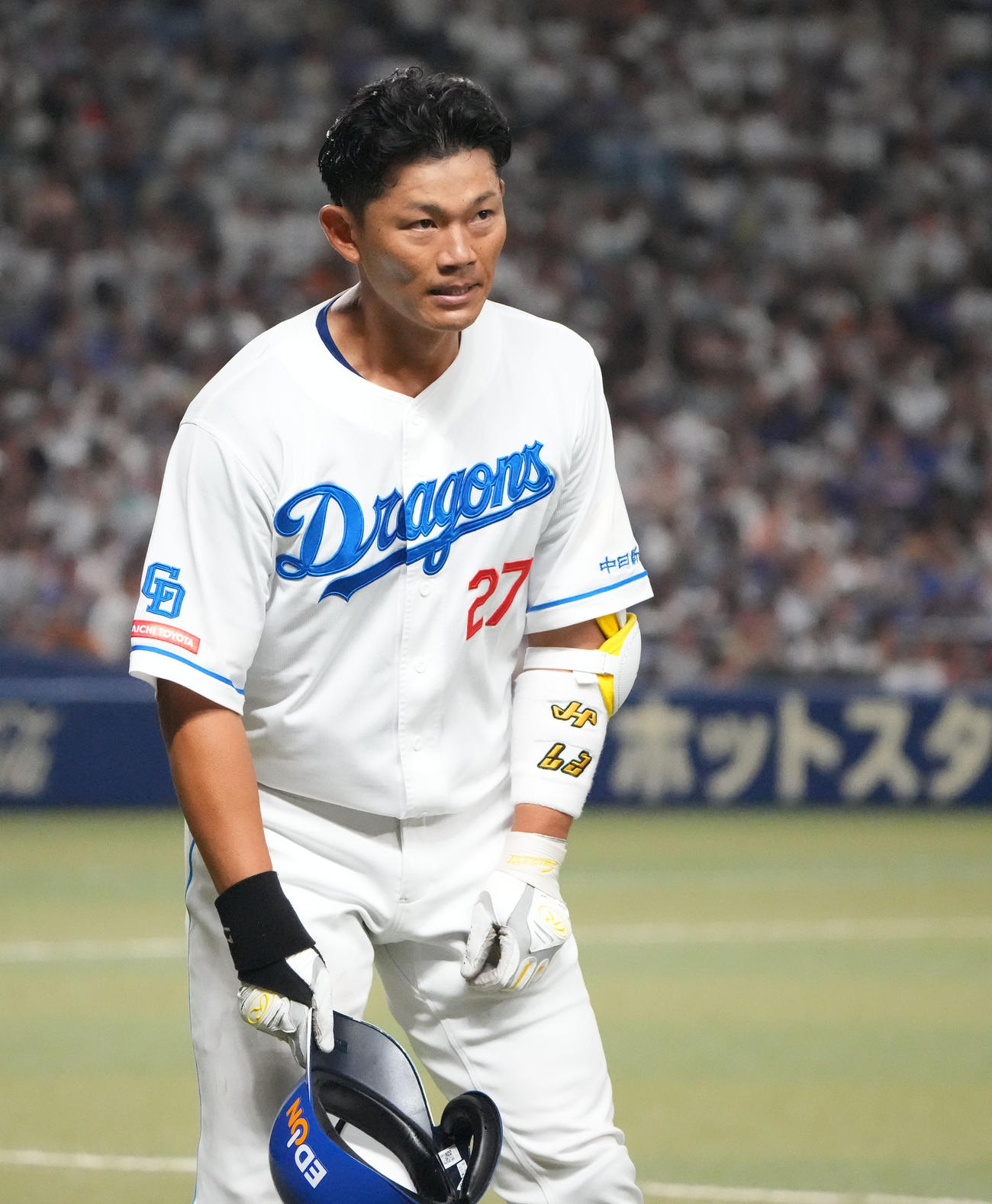 中日対巨人　6回裏中日無死、中飛に倒れスタンドの観客に一礼する大野奨（撮影・森本幸一）
