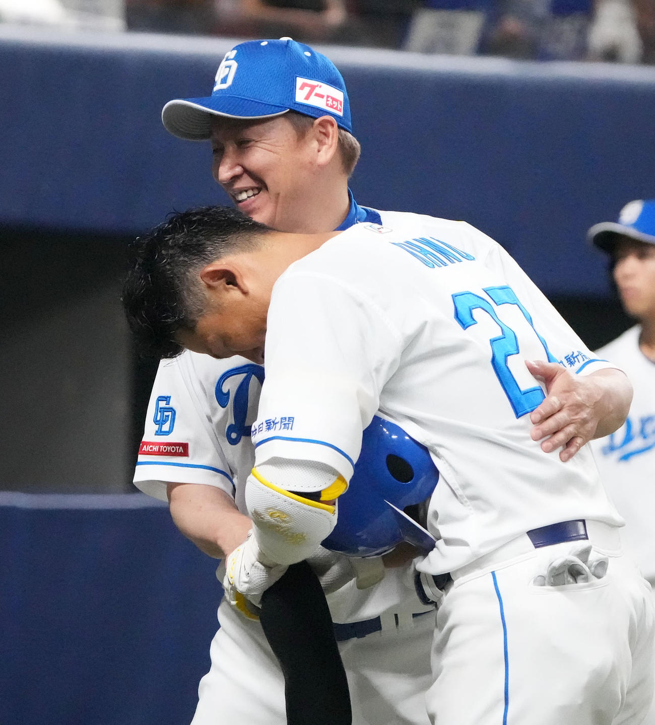 中日対巨人　6回裏中日無死、中飛に倒れた大野奨をねぎらう立浪監督（奥）（撮影・森本幸一）