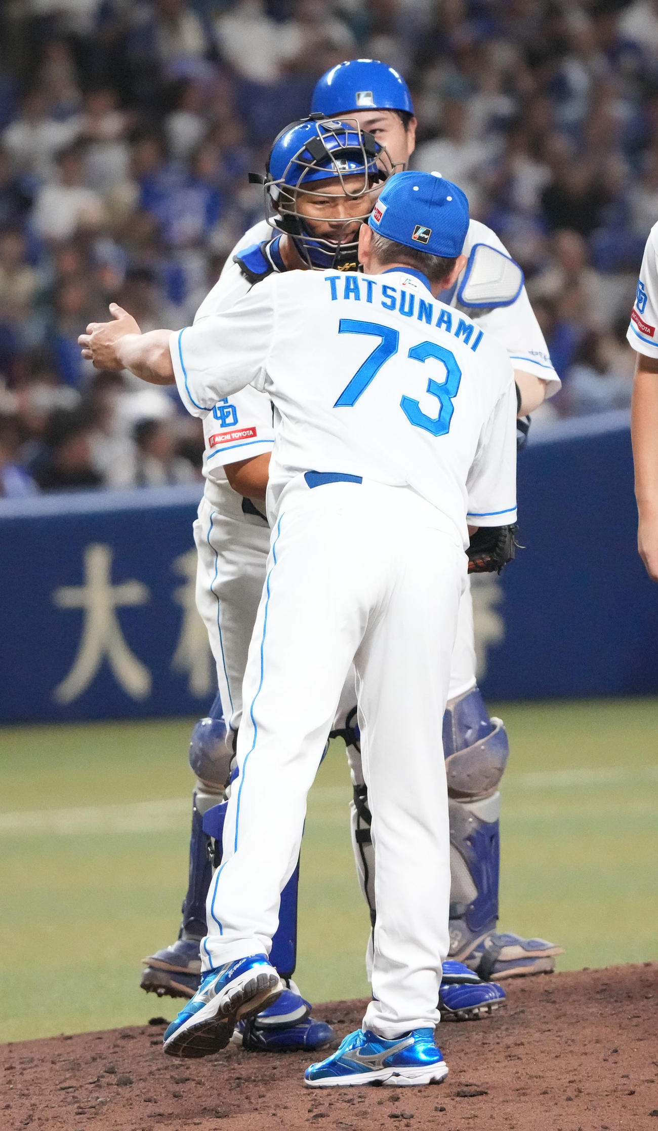 中日対巨人　6回表巨人2死、立浪監督と握手を交わす大野奨（中央）（撮影・森本幸一）