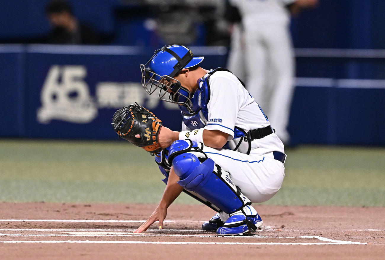 中日対巨人　6回表途中から交代し守備に就いた捕手大野奨は本塁に触れる（撮影・滝沢徹郎）