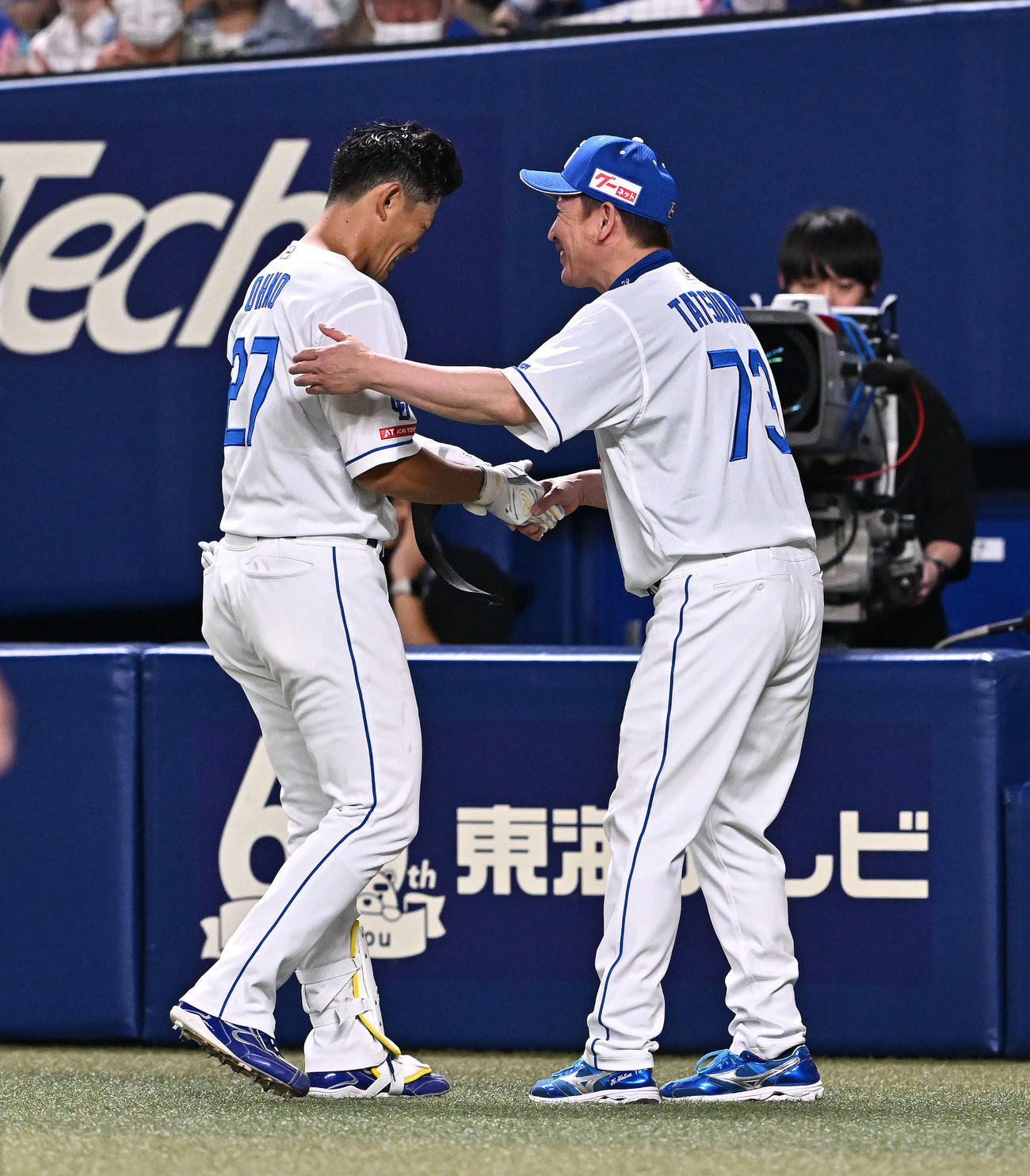 中日対巨人　6回裏中日無死、中飛に倒れ引き揚げる大野奨（左）を迎える立浪監督（撮影・滝沢徹郎）