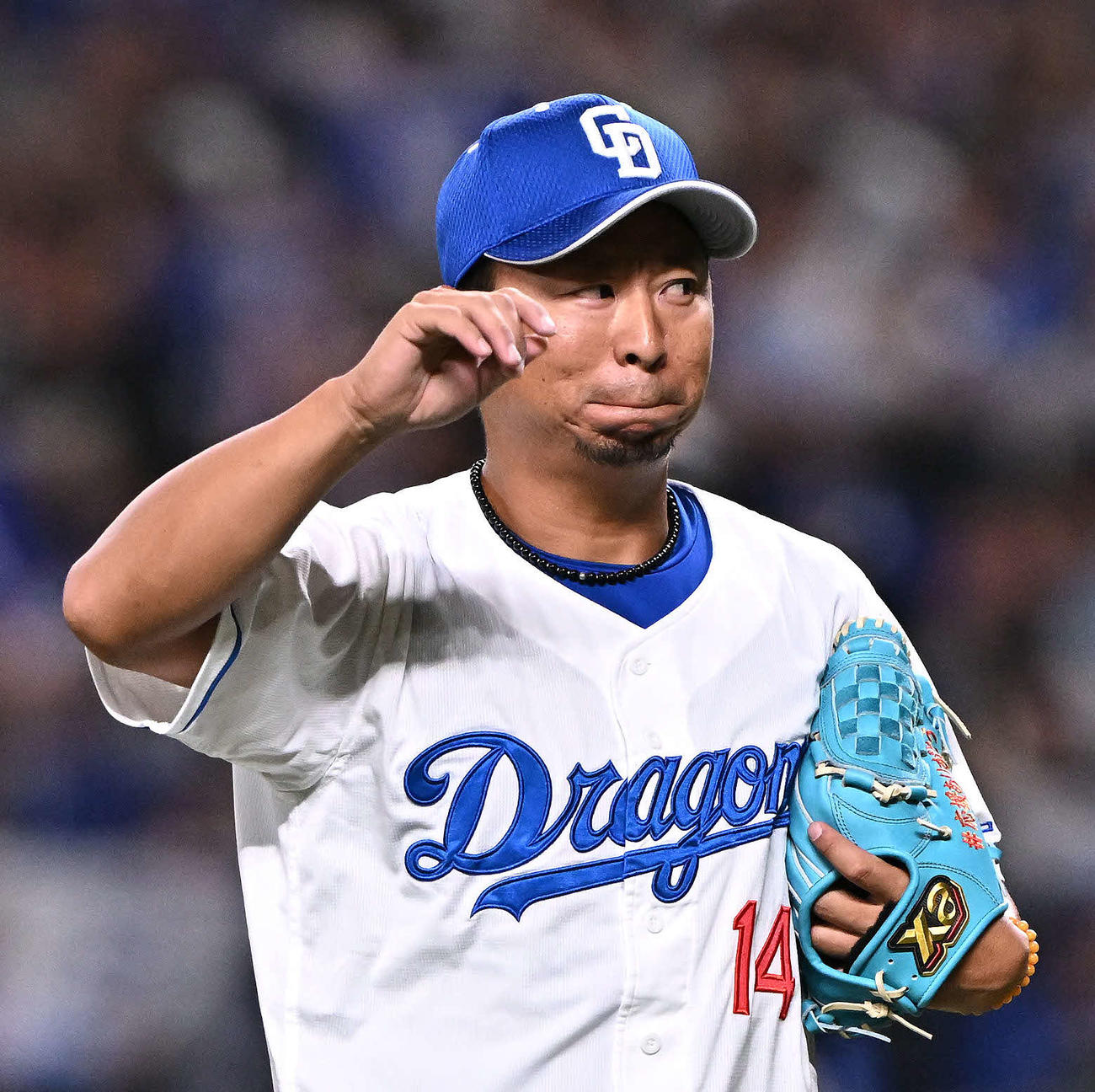 中日対巨人　6回表巨人2死、吉川を左飛に打ち取り感極まる谷元（撮影・滝沢徹郎）