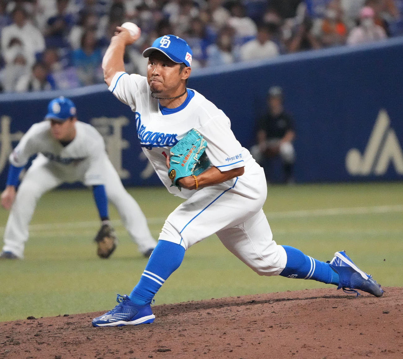 中日対巨人　6回表巨人2死、中日2番手で登板する谷元（撮影・森本幸一）