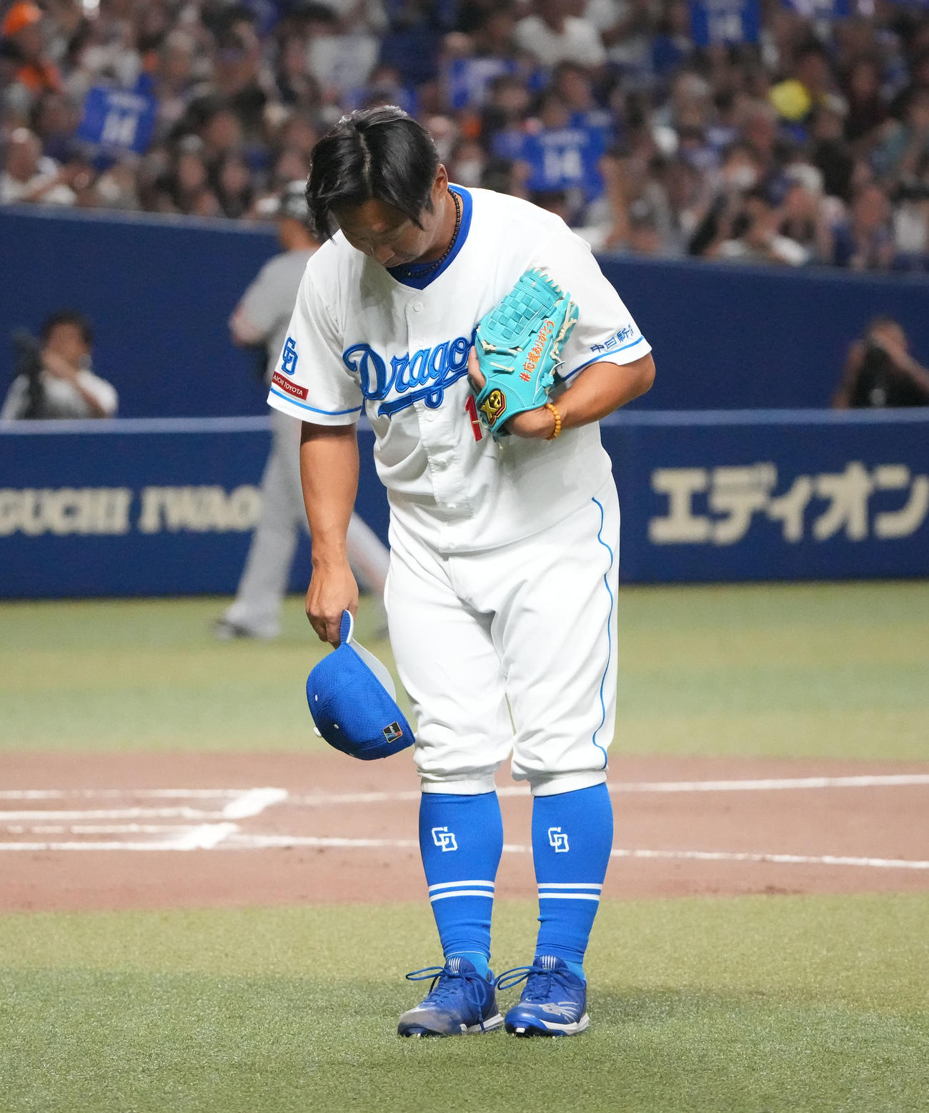 中日対巨人　6回表終了、スタンドの観客に向かい一礼する谷元（撮影・森本幸一）