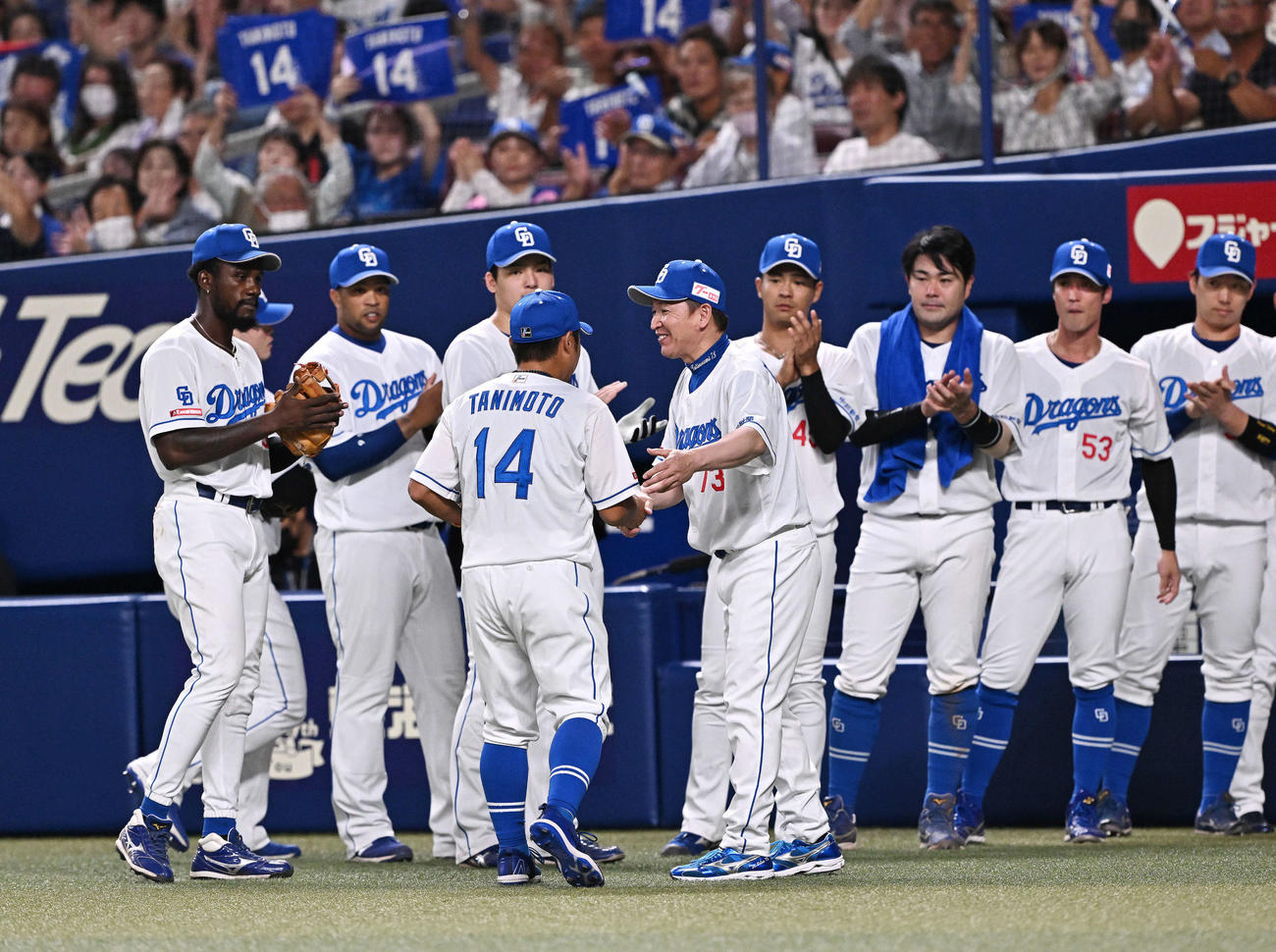 中日対巨人　6回表途中から中日2番手で登板した谷元（手前左）は立浪監督から迎えられる（撮影・滝沢徹郎）