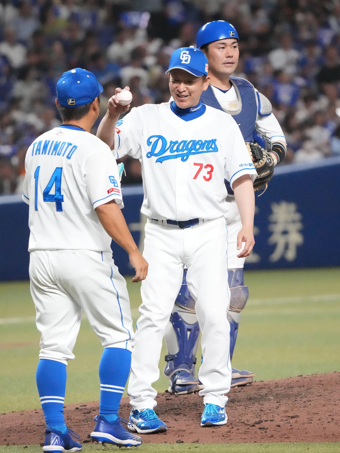中日対巨人　6回表巨人2死、谷元にボールを渡す立浪監督（中央）（撮影・森本幸一）