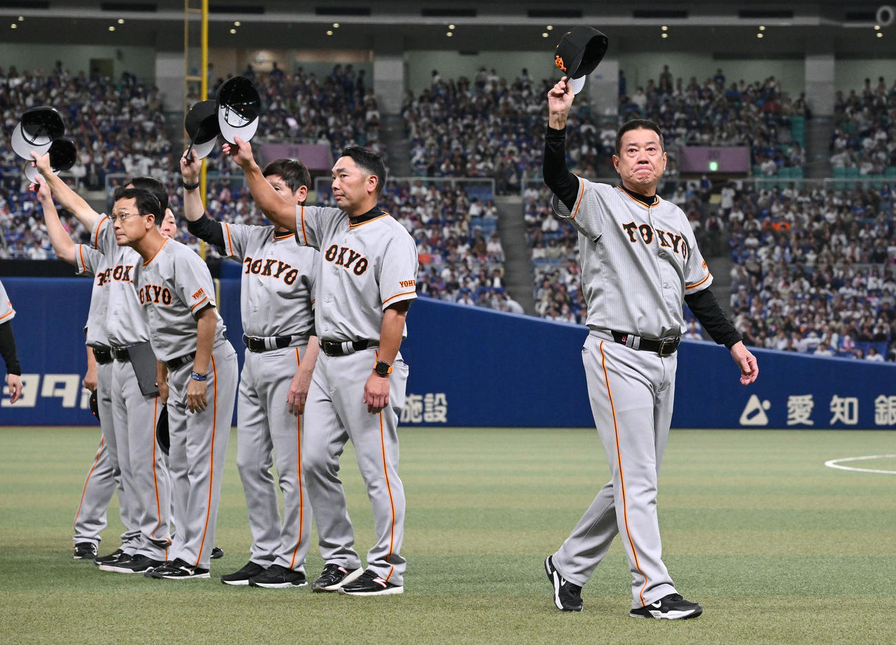 中日対巨人　バンテリンドーム最終戦を終えファンにあいさつする巨人原監督（右）ら（撮影・滝沢徹郎）