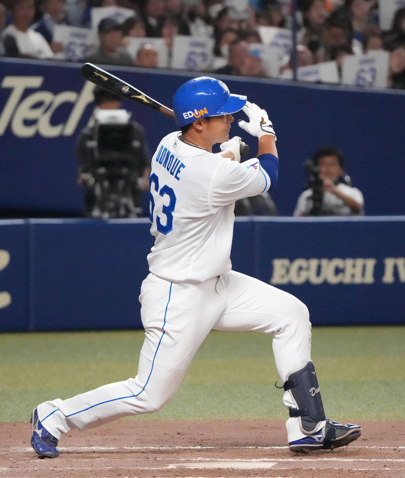 中日対巨人　8回裏中日無死一塁、左前安打を放つ堂上（撮影・森本幸一）