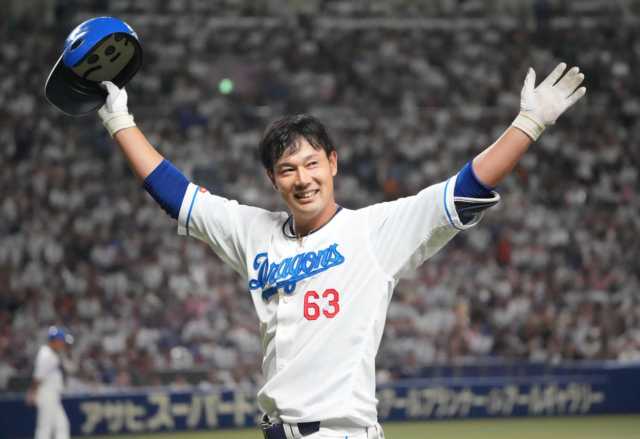 中日対巨人　8回裏中日無死一塁、安打を放った後、交代となり観客の声援に応えベンチへ戻る堂上（撮影・森本幸一）