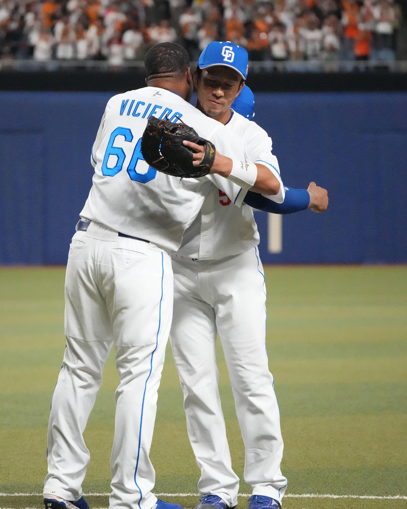 中日対巨人　3回表開始前、ビシエドとハグを交わし交代する福田（右）（撮影・森本幸一）