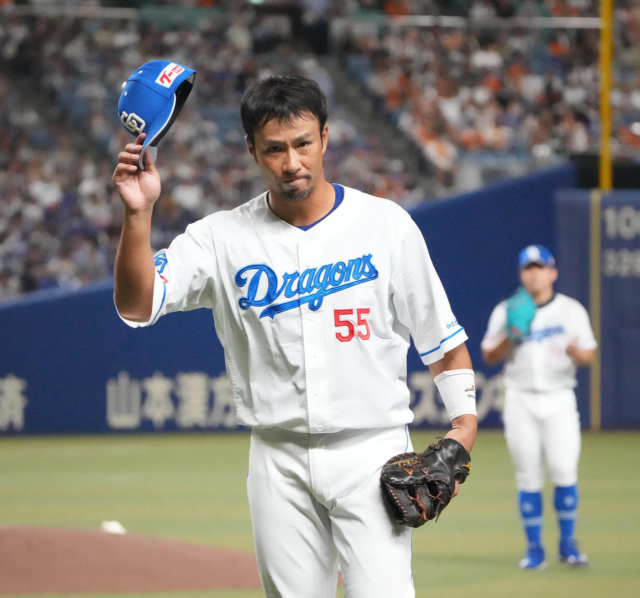 中日対巨人　3回表開始前、ファンにあいさつをし交代する福田（撮影・森本幸一）
