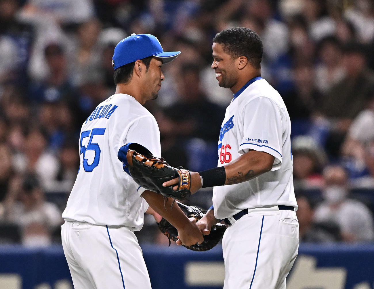 中日対巨人　3回表、交代する中日福田（左）はビシエドと握手を交わす（撮影・滝沢徹郎）
