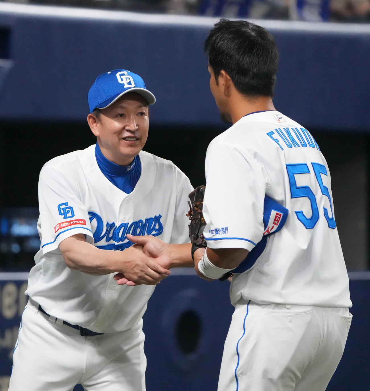 中日対巨人　3回表開始前、守備交代する福田と握手を交わす立浪監督（左）（撮影・森本幸一）