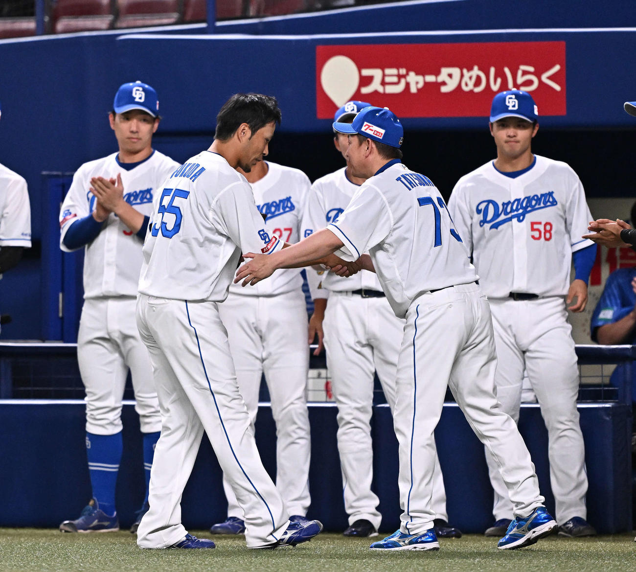 中日対巨人　3回表、交代した中日福田（手前左）は立浪監督から迎えられる（撮影・滝沢徹郎）