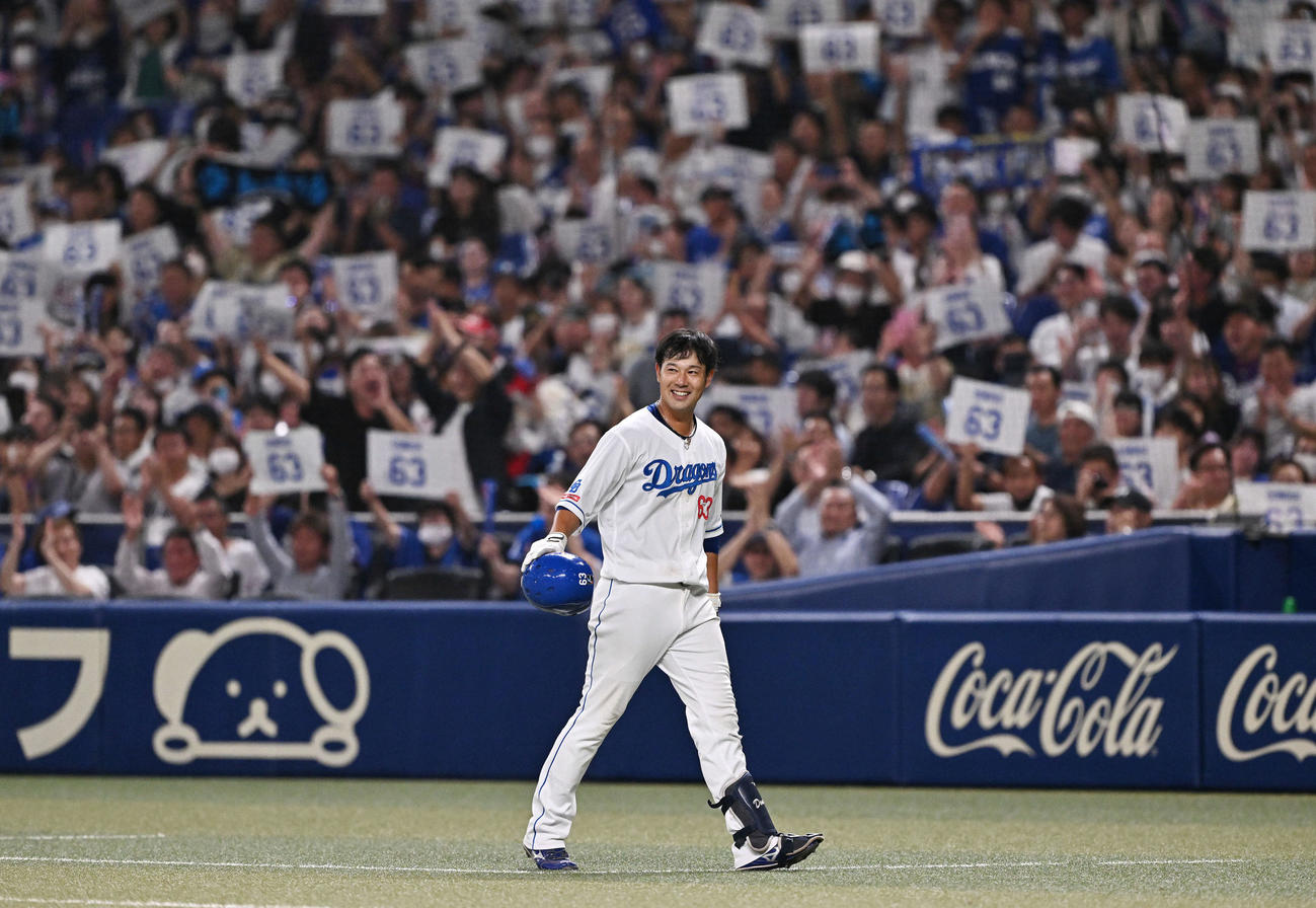 中日対巨人　8回裏、交代した中日堂上は笑顔でベンチへ引き揚げる（撮影・滝沢徹郎）