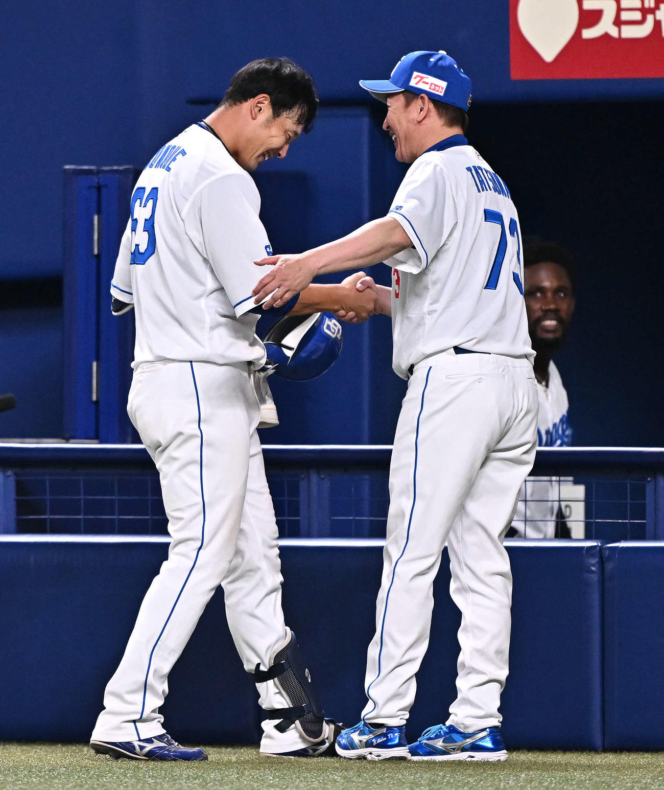 中日対巨人　8回裏、交代した中日堂上（左）は立浪監督から迎えられる（撮影・滝沢徹郎）