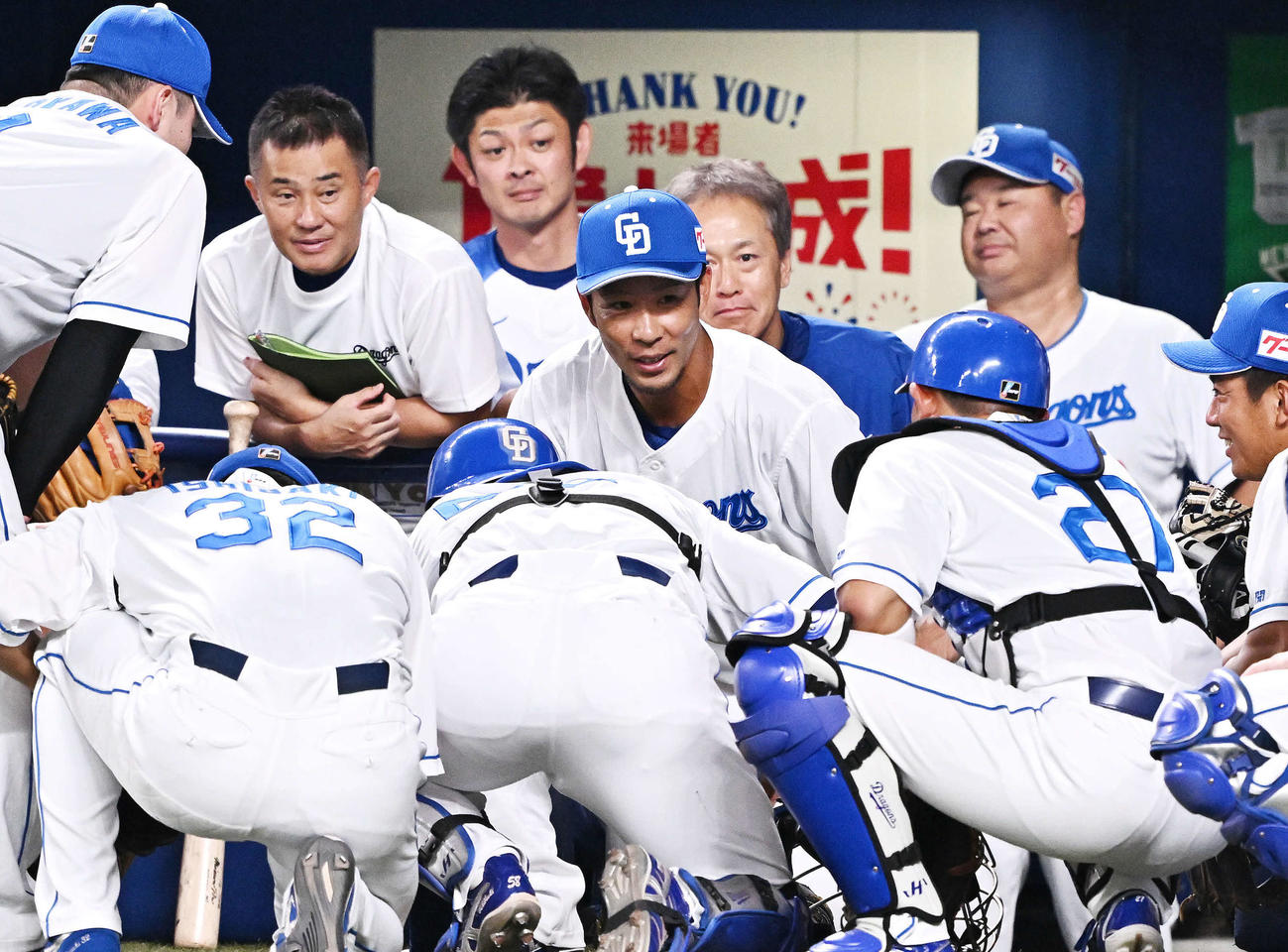 中日対巨人　試合前の円陣で声だしをする中日福田（中央）（撮影・滝沢徹郎）