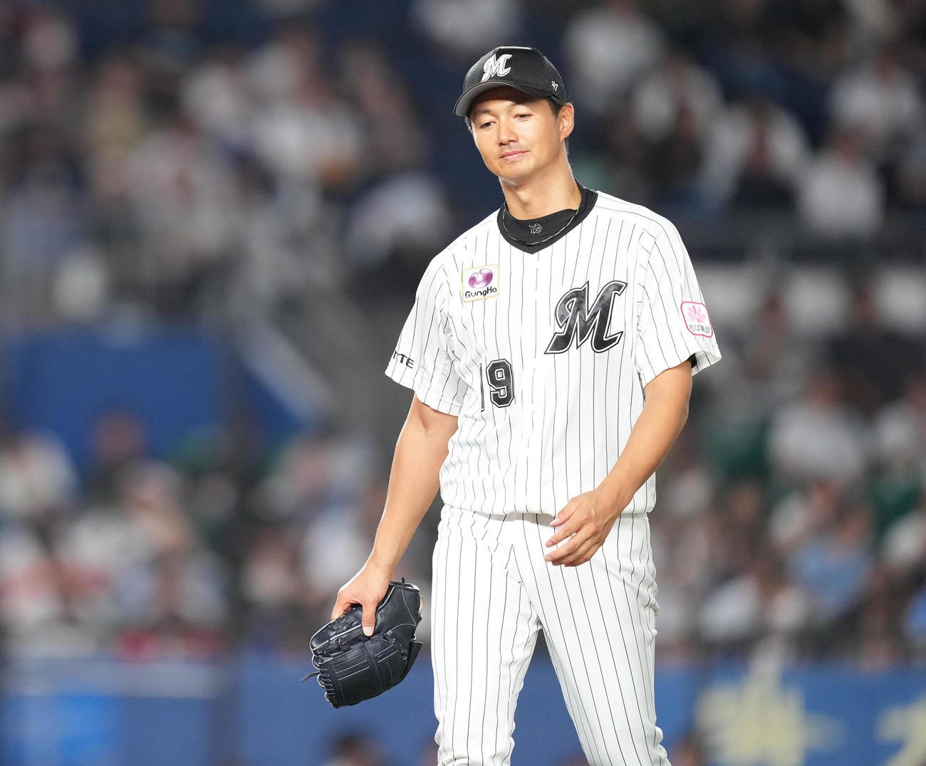 ロッテ対西武　2回表に先制を許し、浮かない表情でベンチへ戻るロッテ唐川（撮影・鈴木みどり）