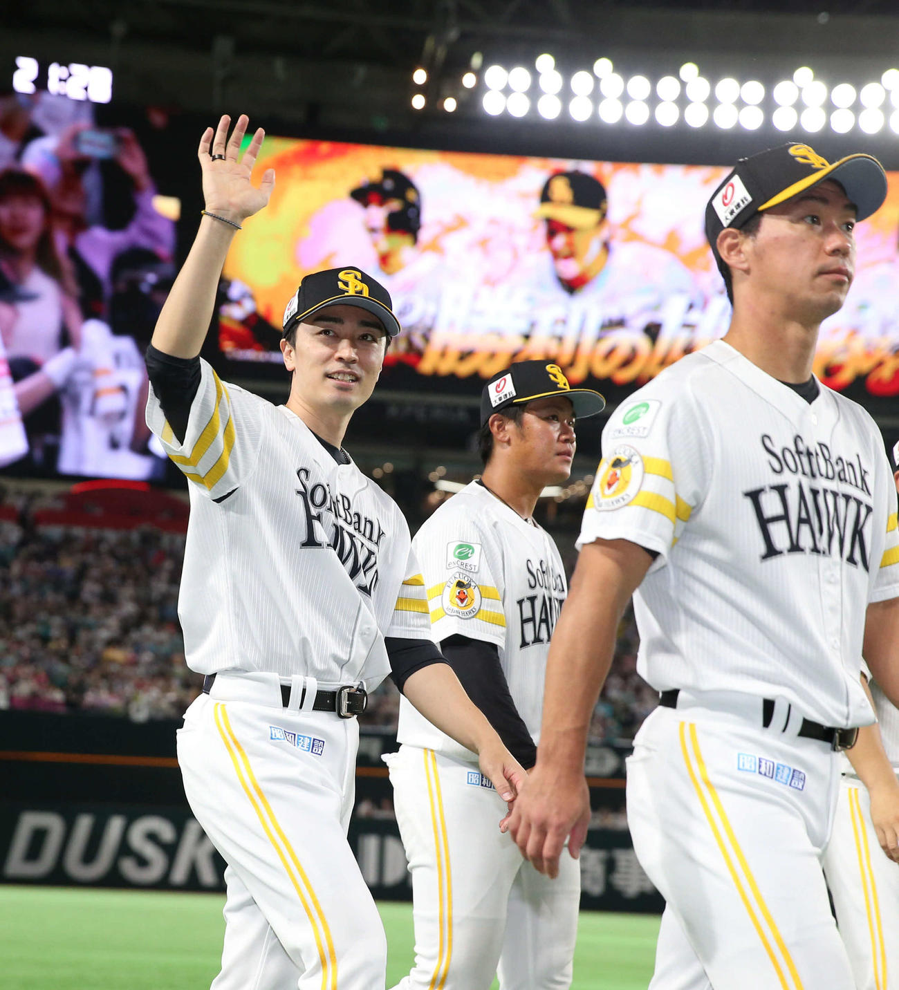 ソフトバンク対楽天　最終戦セレモニーでファンに手を振る和田（左）（撮影・冨田成美）