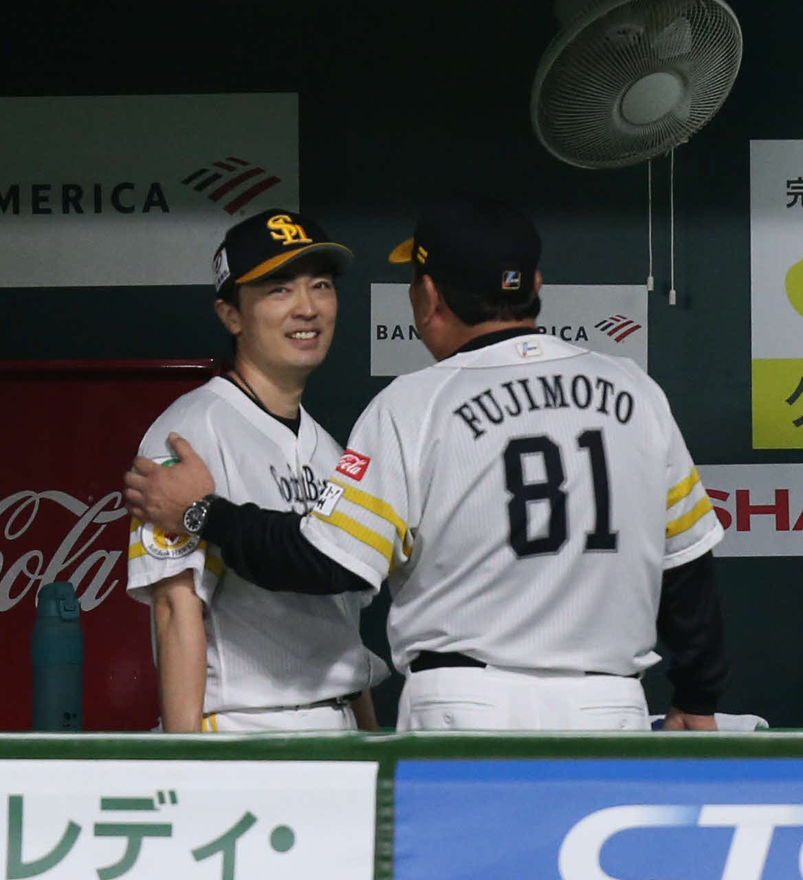 ソフトバンク対楽天　6回途中、ベンチへ引き揚げ藤本監督（右）と笑顔で話す和田（撮影・冨田成美）