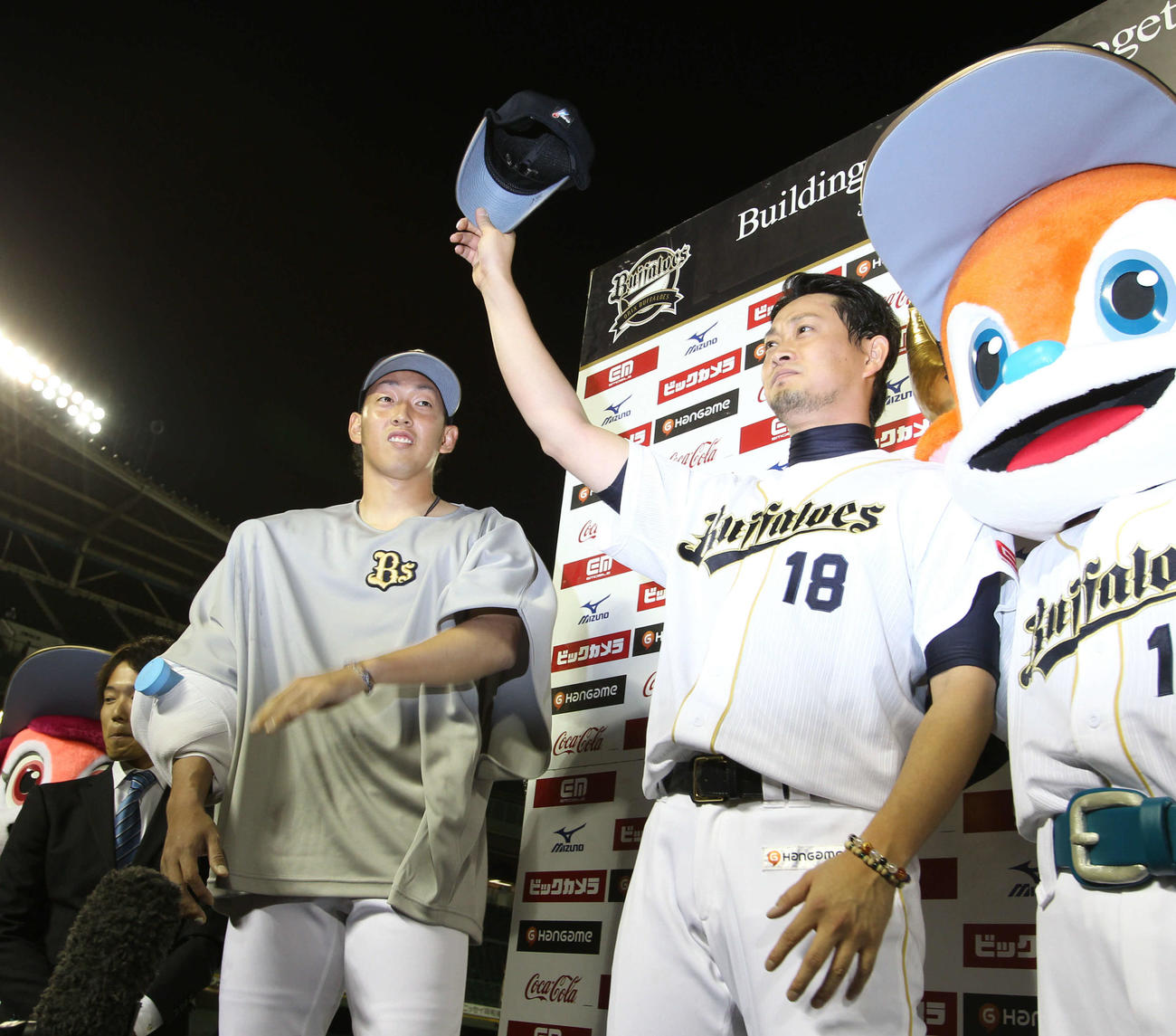 11年9月27日、お立ち台でファンの声援に応えるオリックス平野佳（左）と岸田