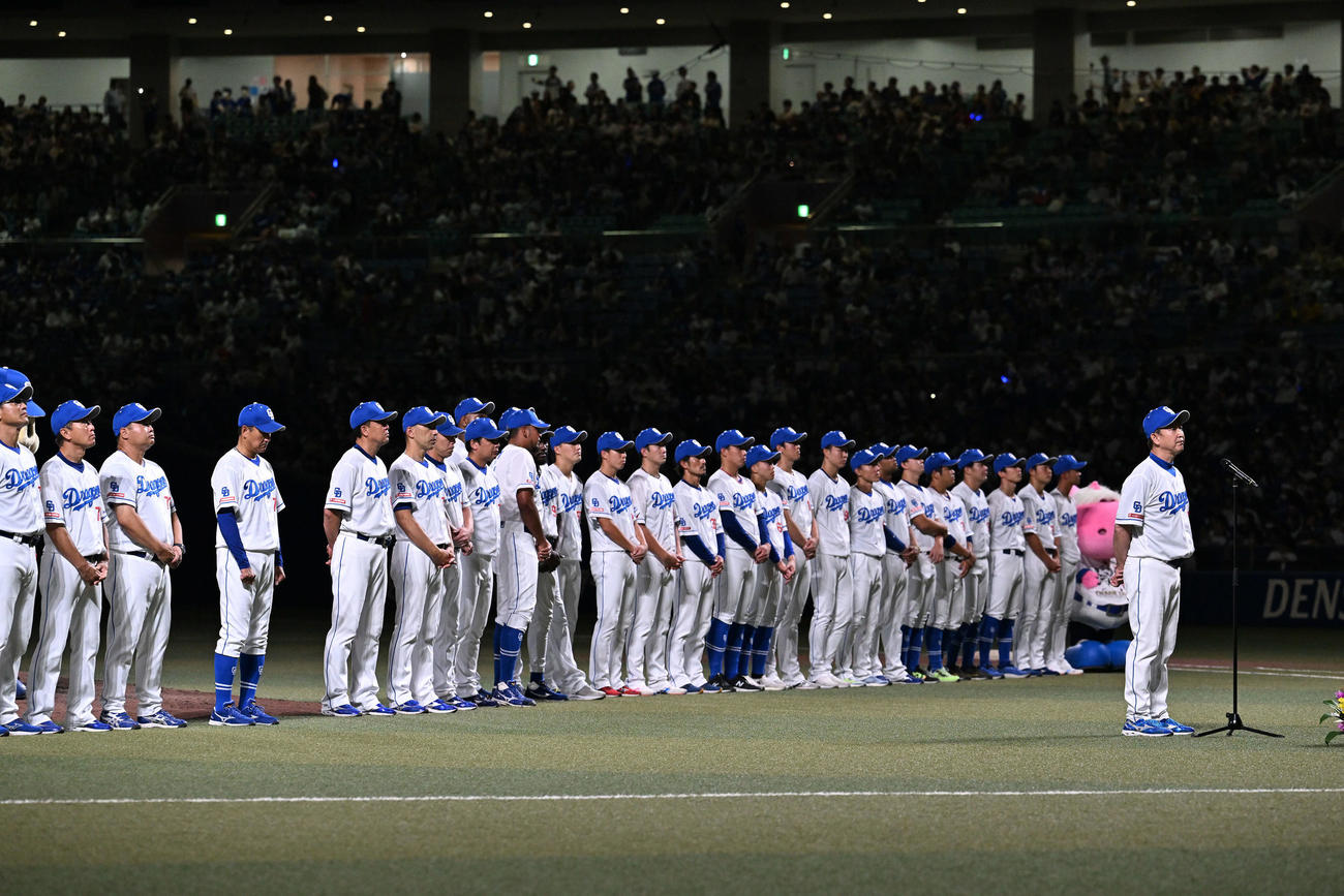 中日対巨人　最終戦セレモニーであいさつする中日立浪監督（右）（撮影・滝沢徹郎）