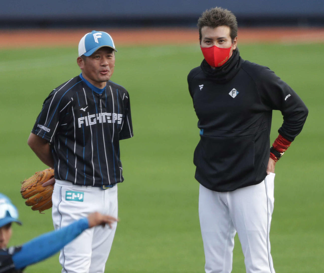 2022年2月、練習を見つめる、右から新庄監督、稲田コーチ