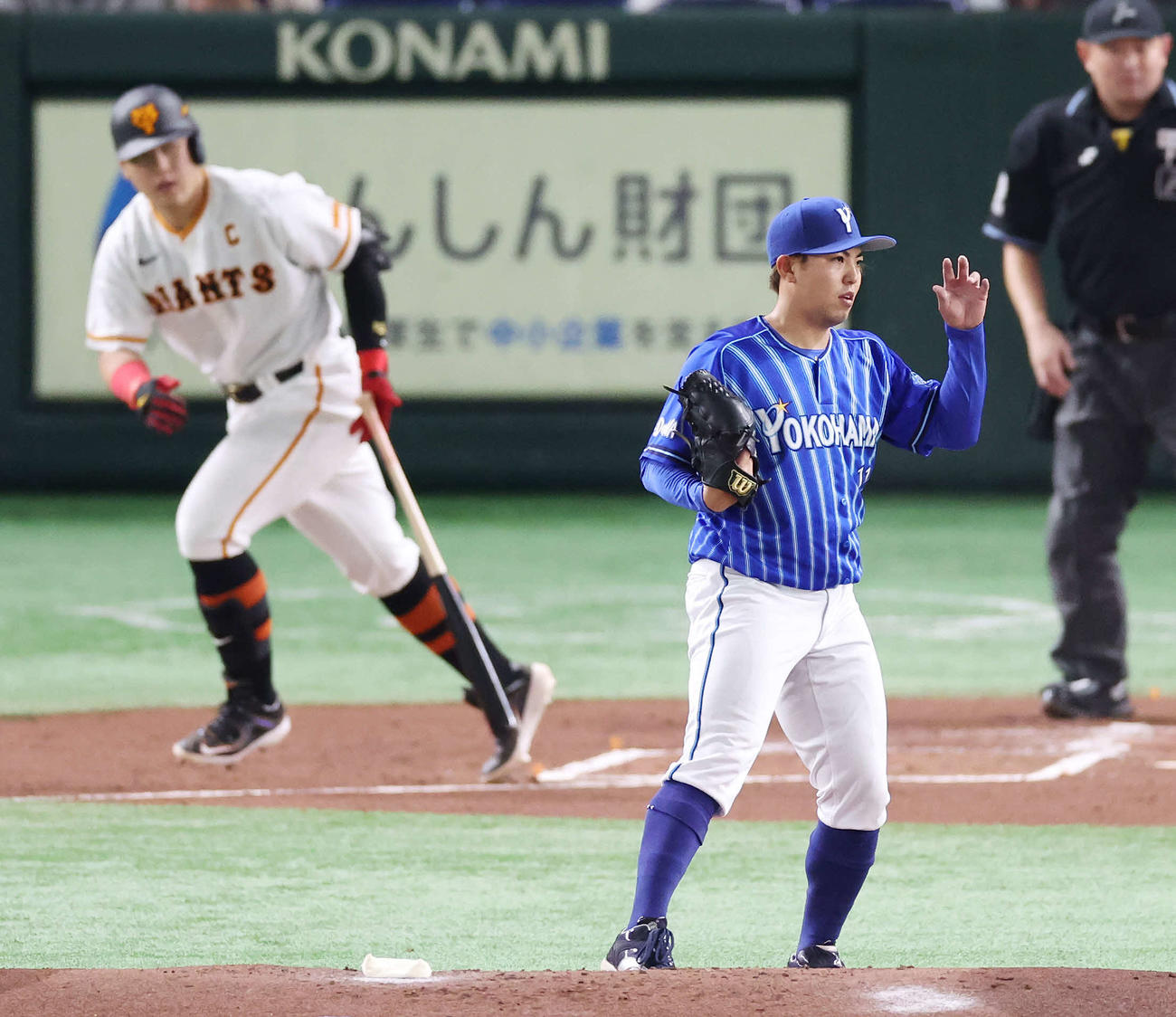 巨人対DeNA 1回裏巨人2死一塁、岡本和（後方）を三ゴロにする東（撮影・宮地輝）