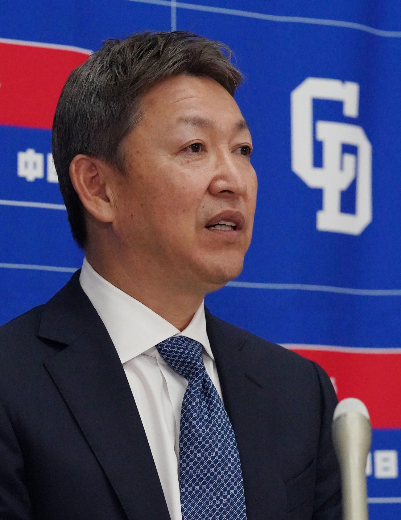 大島オーナーへの今シーズン終了報告後、取材に応じる立浪監督（撮影・森本幸一）