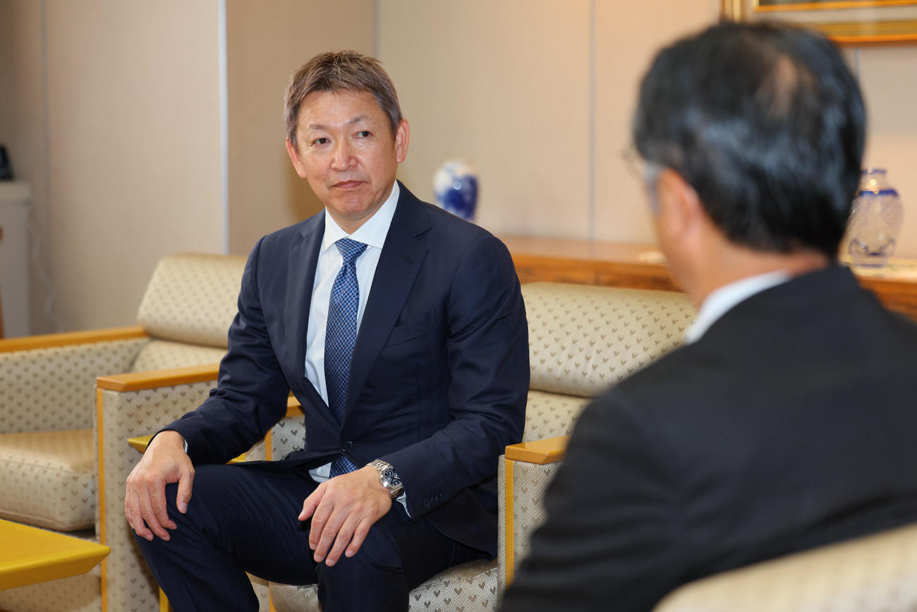 今シーズン終了を大島オーナーに報告する立浪監督（左）（撮影クレジット無し・現場代表）