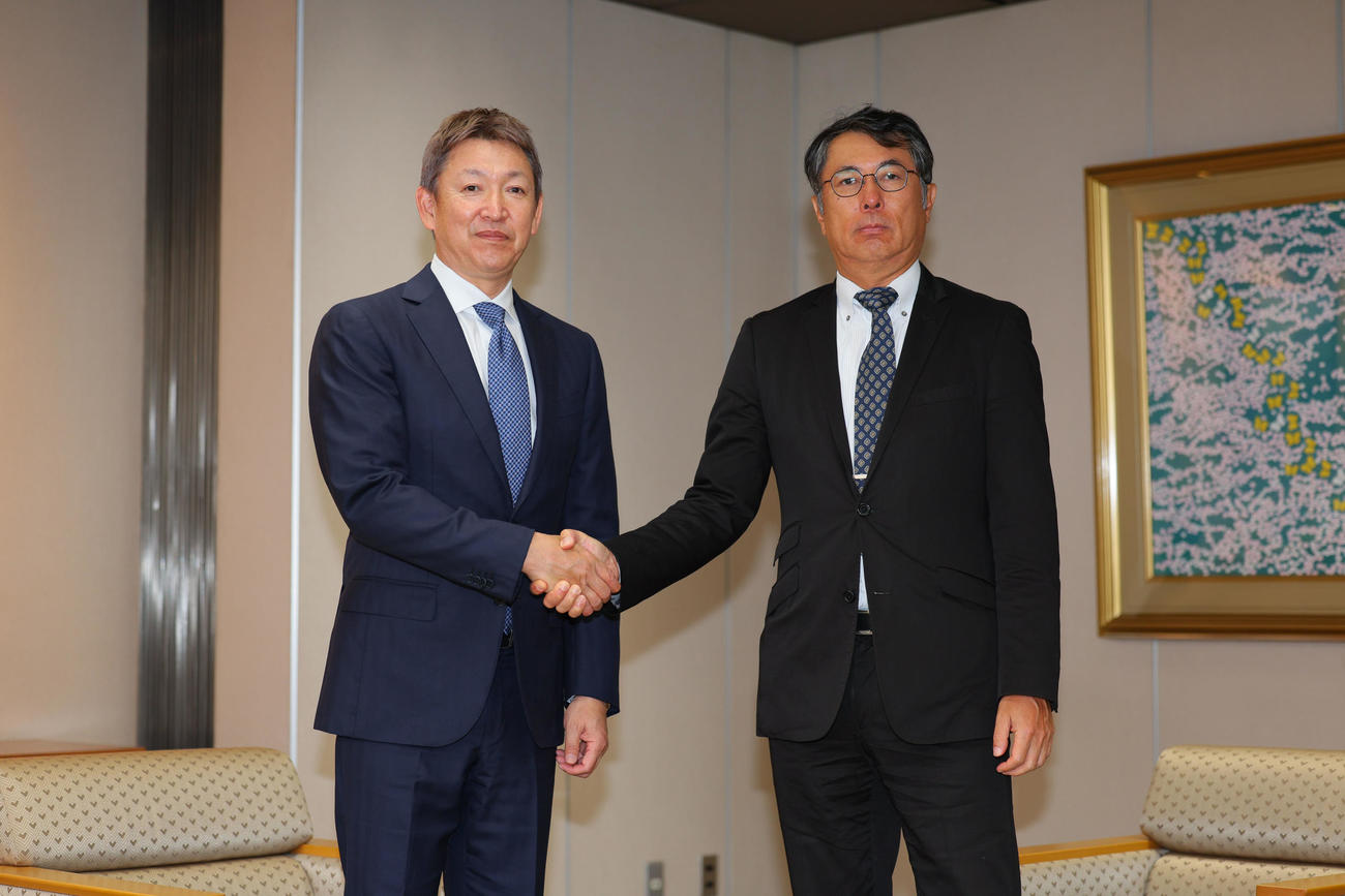 シーズン終了報告に訪れ大島オーナーと握手を交わす立浪監督（左）（撮影クレジット無し・現場代表）