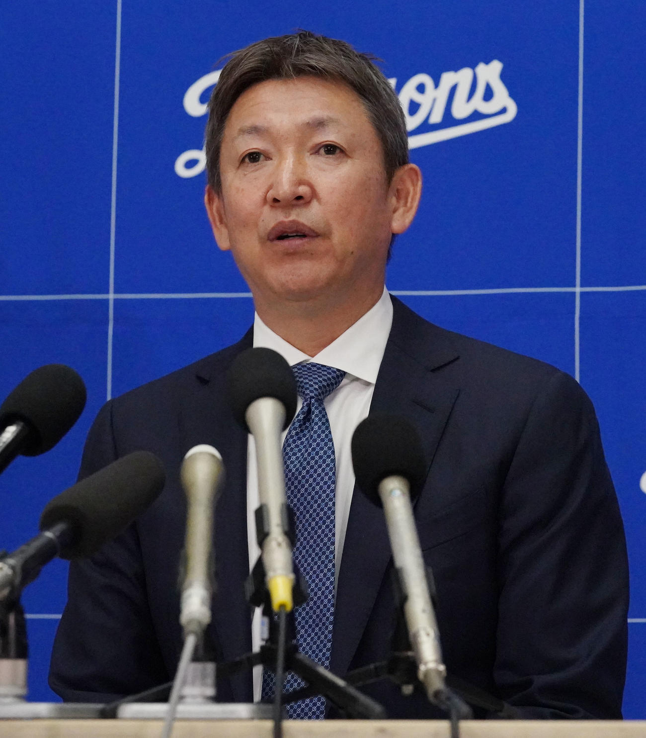 大島オーナーへの今シーズン終了報告後、取材に応じる立浪監督（撮影・森本幸一）