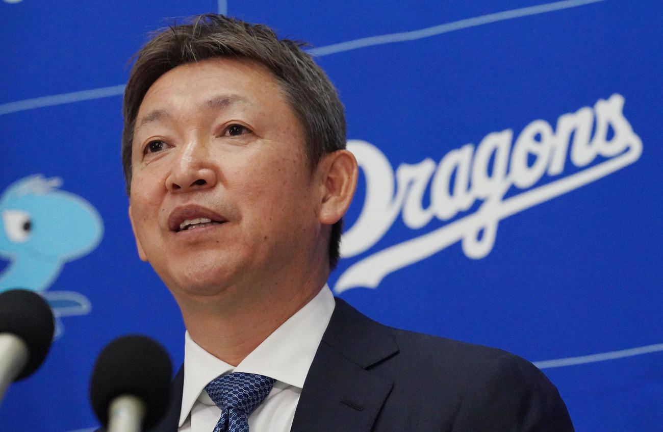 大島オーナーへの今シーズン終了報告後、取材に応じる立浪監督（撮影・森本幸一）