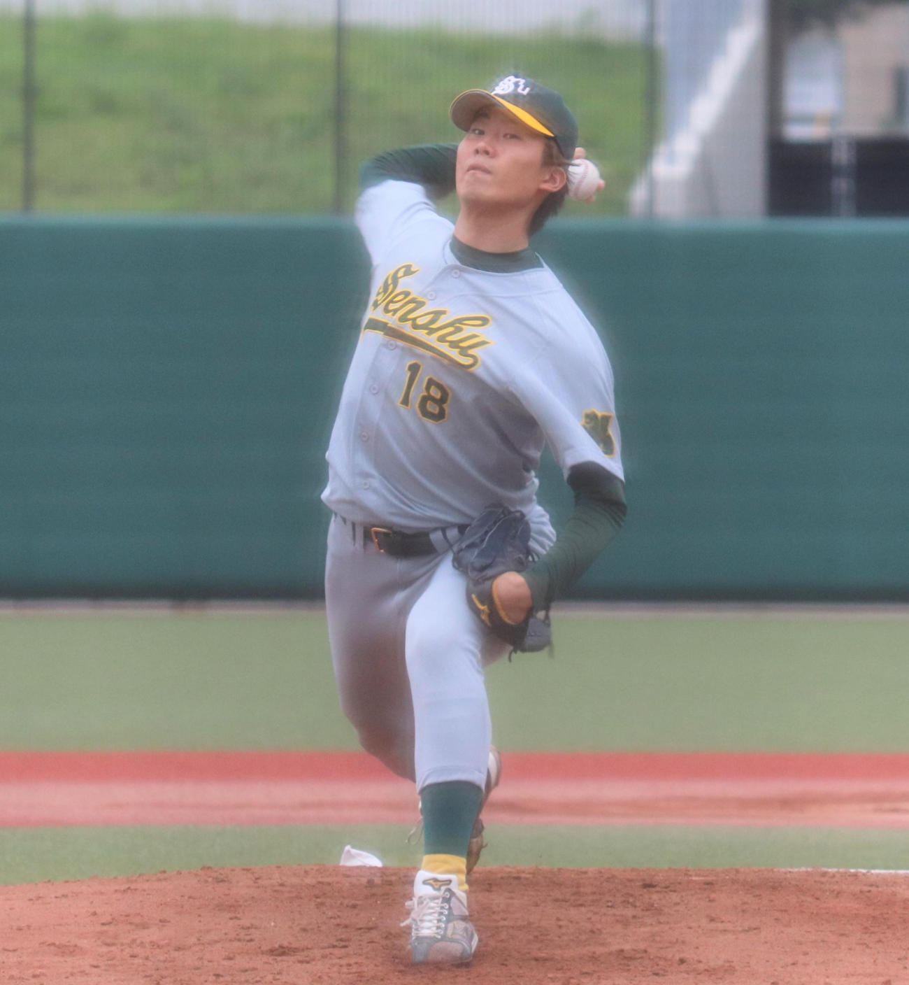 専大対駒大　先発し力投する専大・西舘（撮影・星夏穂）