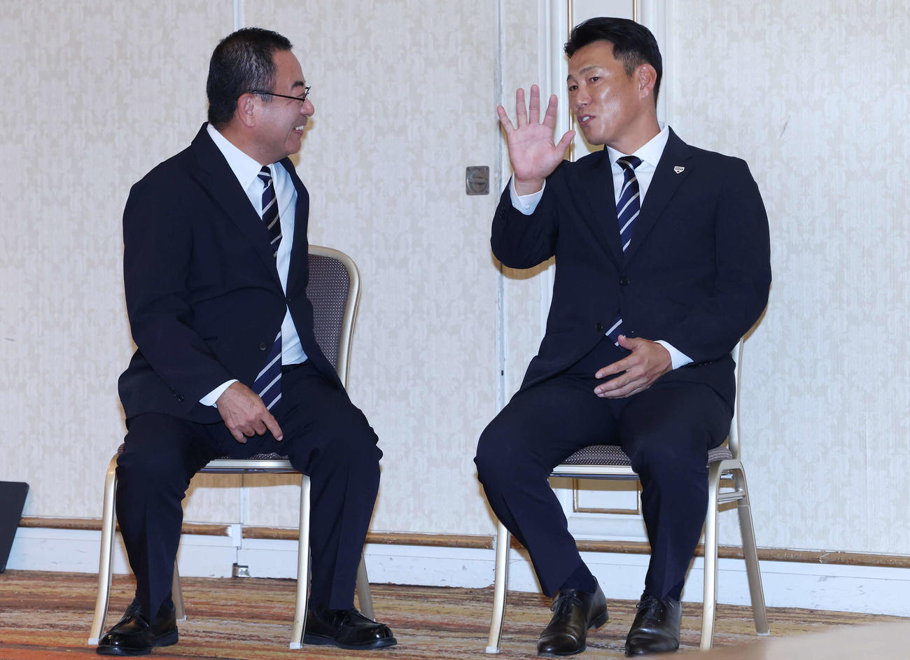 侍ジャパン強化委員会の井原委員長（左）と談笑する井端新監督（撮影・丹羽敏通）